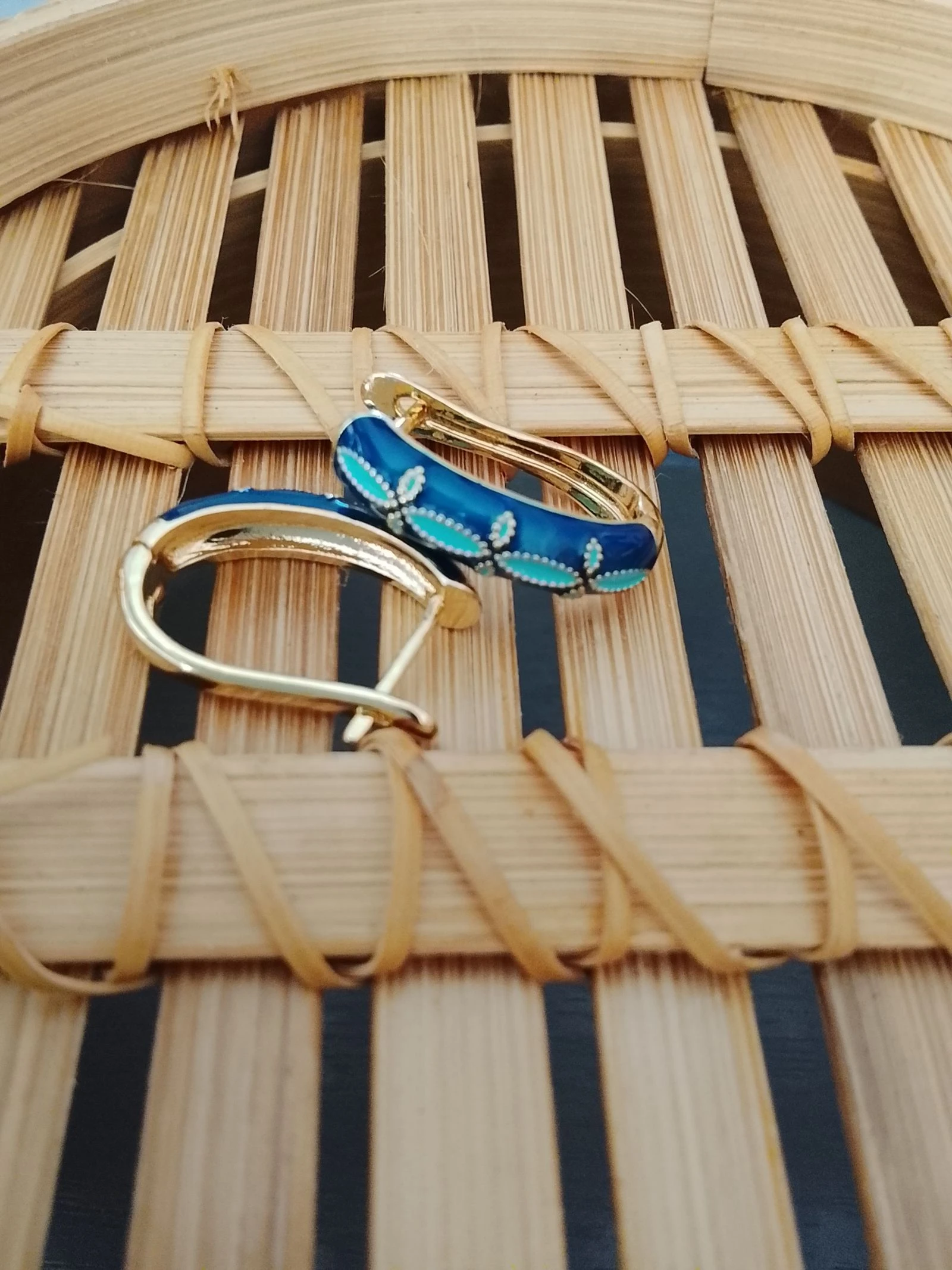 💎Kleine tops Kleine gouden en blauwe bloemige oorbellen zo goed als nieuw 💎 – photo 3